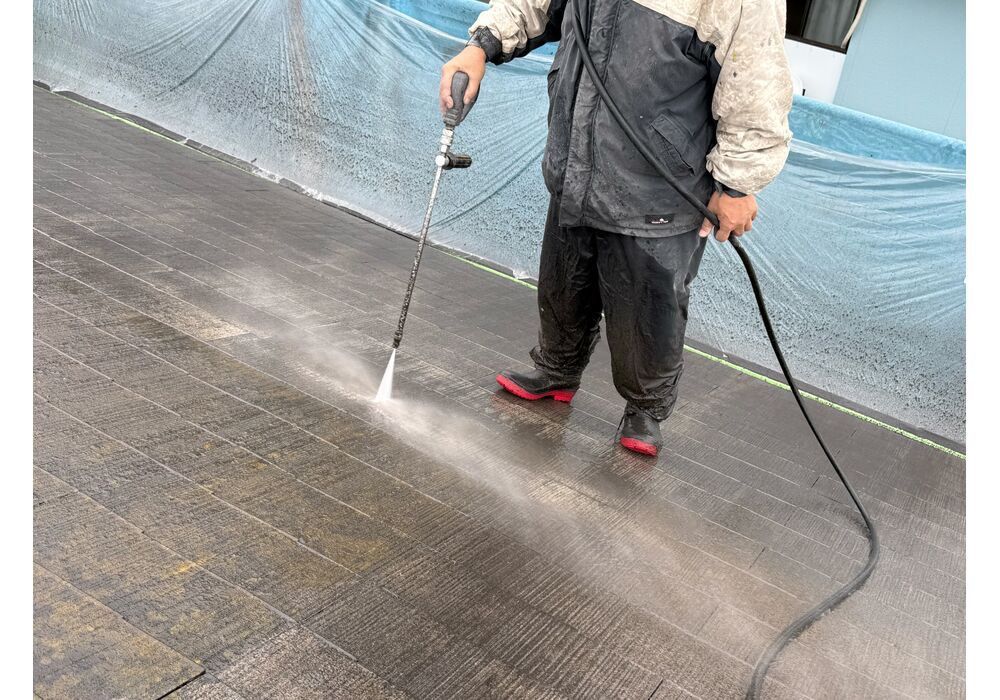 屋根高圧洗浄中