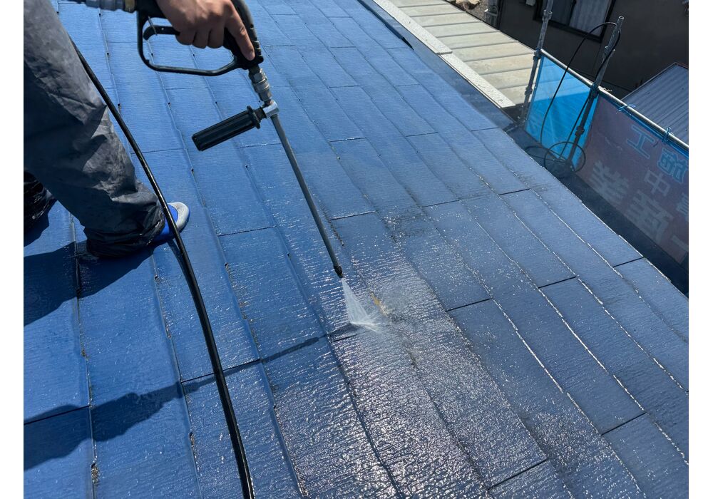 屋根高圧洗浄中