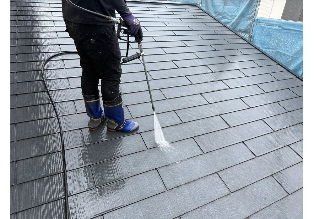 屋根高圧洗浄中